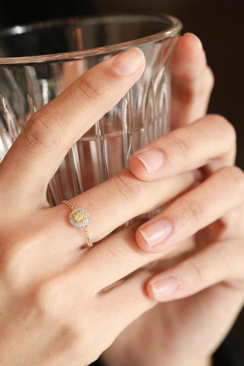 Fancy Yellow Diamonds Chain Ring in 18K Yellow Gold