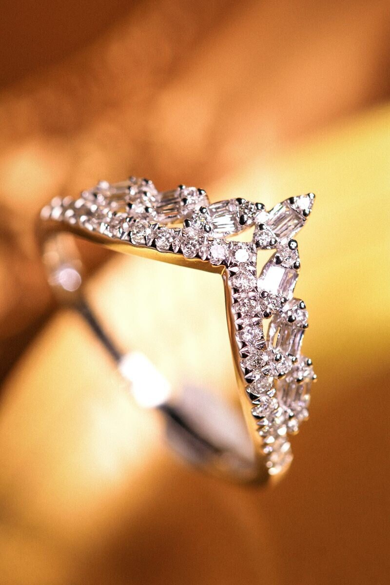 White Diamond Baguette Chevron Wedding Ring in 18K White Gold