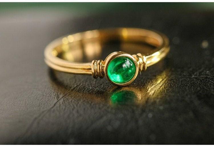 Emerald Cabochon Cut Vintage Ring - 18K Yellow Gold