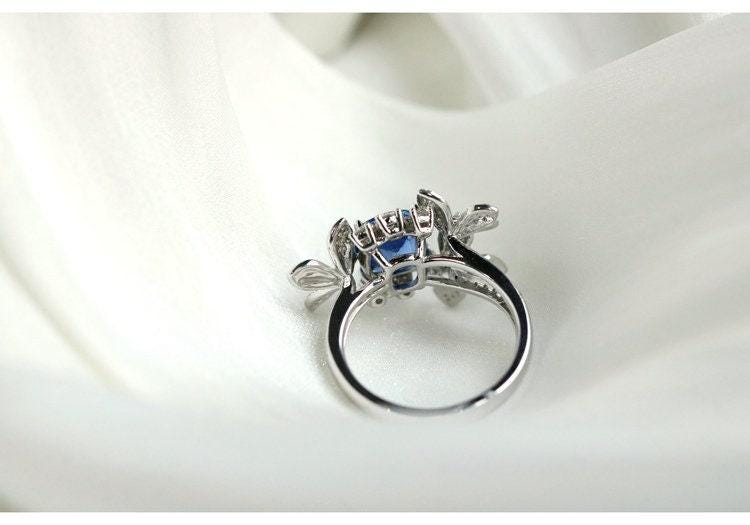 Flower Diamonds Ring with Blue Sapphire - 18K White Gold