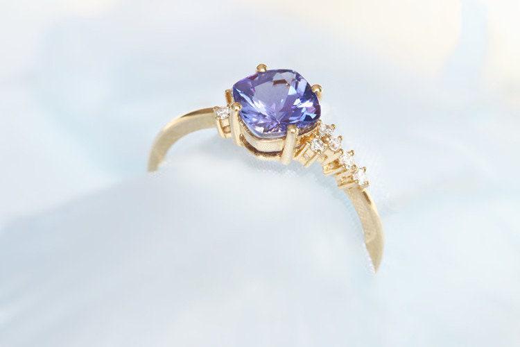 Lavander Tanzanite Ring in 18K Yellow Gold