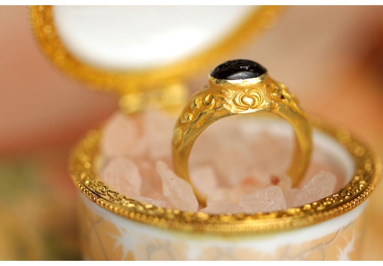 Black Garnet Engraved 22K Gold Vintage Ring - 22K Gold Vintage Vintage Jewelry