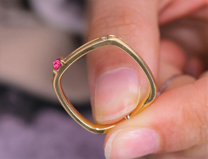 Superior Hot Pink Spinel 18K Gold Ring Band