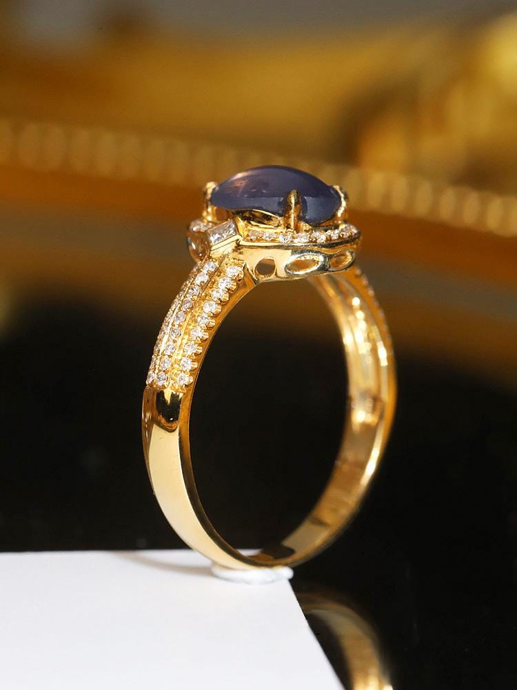 2.3ct Lavender Star Sapphire 18K Gold Ring in Halo Diamond