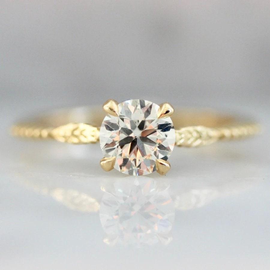 1.02ct Round Brilliant Cut Diamond Engagement Ring in 18K Yellow Gold