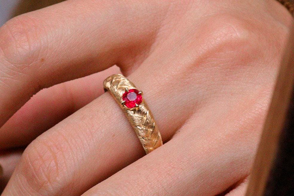 Brusheded Twisted 18K Gold Ring with Sapphire
