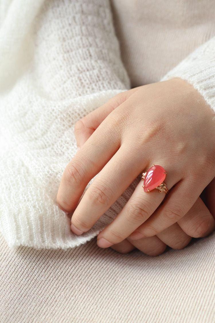 15ct Rhodochrosite Teardrop-Shape 18K Gold Ring set with Diamonds