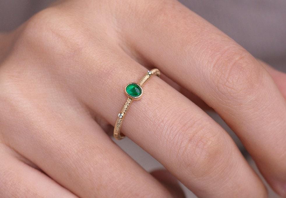 Colombia Emerald 18K Matter Finish Band Ring
