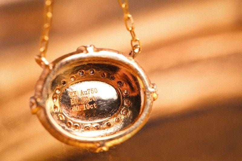 Cabochon Emerald Wire Brushed Necklace in 18K Yellow Gold