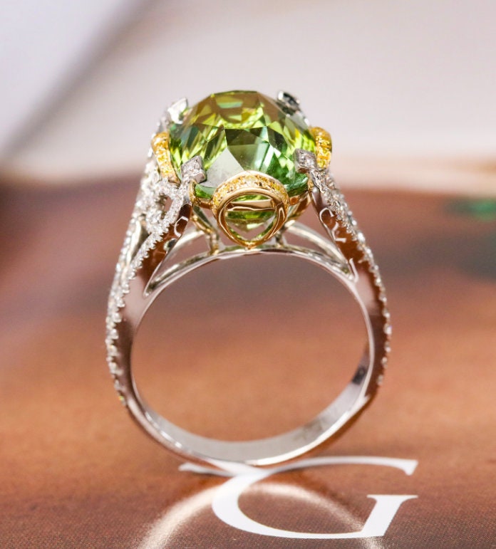 9.5ct Green Tourmaline & Yellow Diamond Cocktail Ring - 18K White Gold