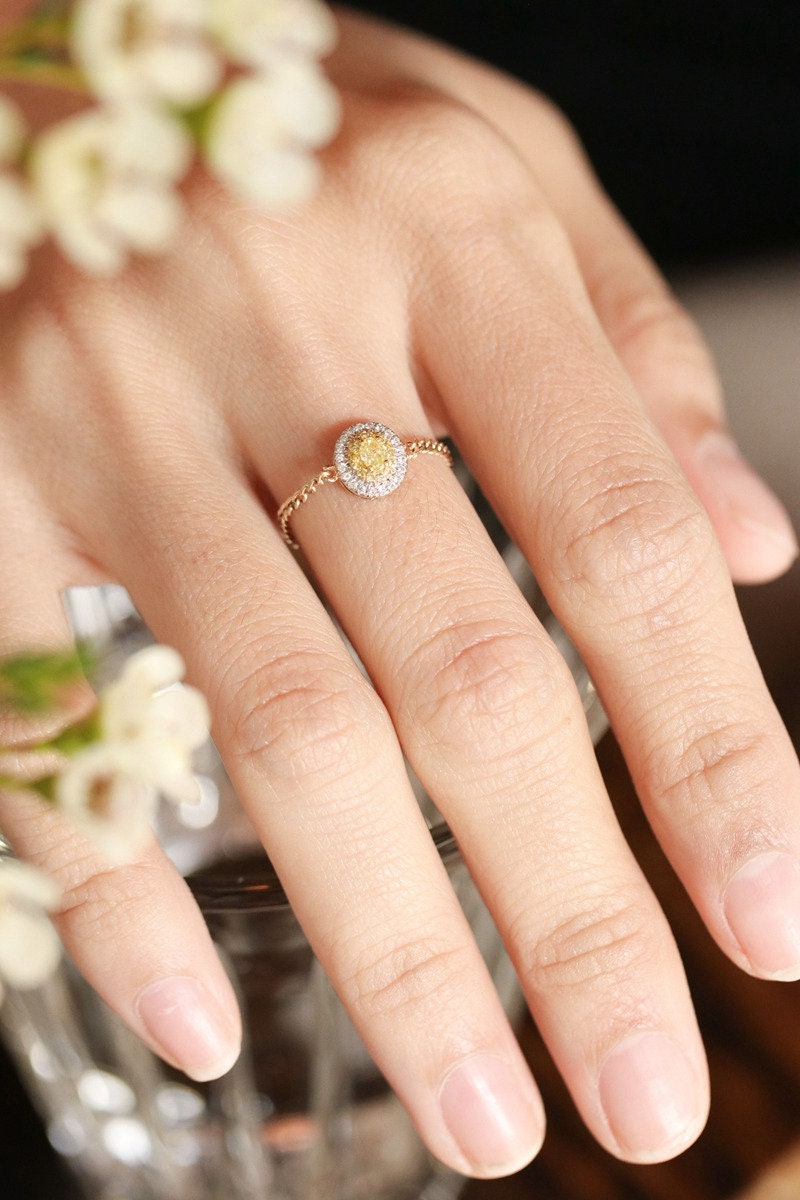 Fancy Yellow Diamonds Chain Ring in 18K Yellow Gold