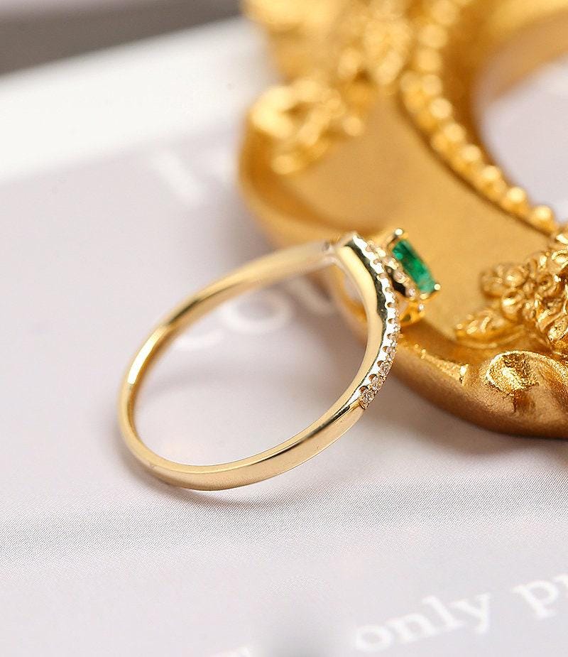 Emerald Heart Shape & Halo Diamond 18K Yellow Gold Ring