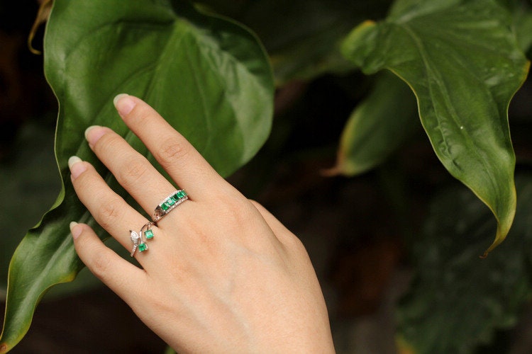 2.25ct Emerald Horizontal Stone Ring with Diamond in 18K White Gold