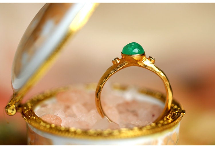 6x6mm Emerald Cabochon Cut Vintage Ring in 18K Yellow Gold