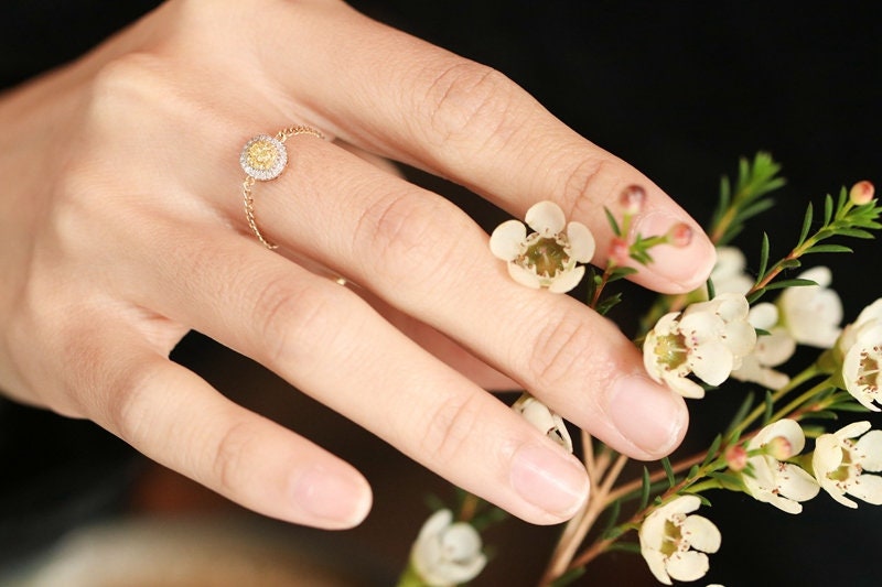 Fancy Yellow Diamonds Chain Ring in 18K Yellow Gold
