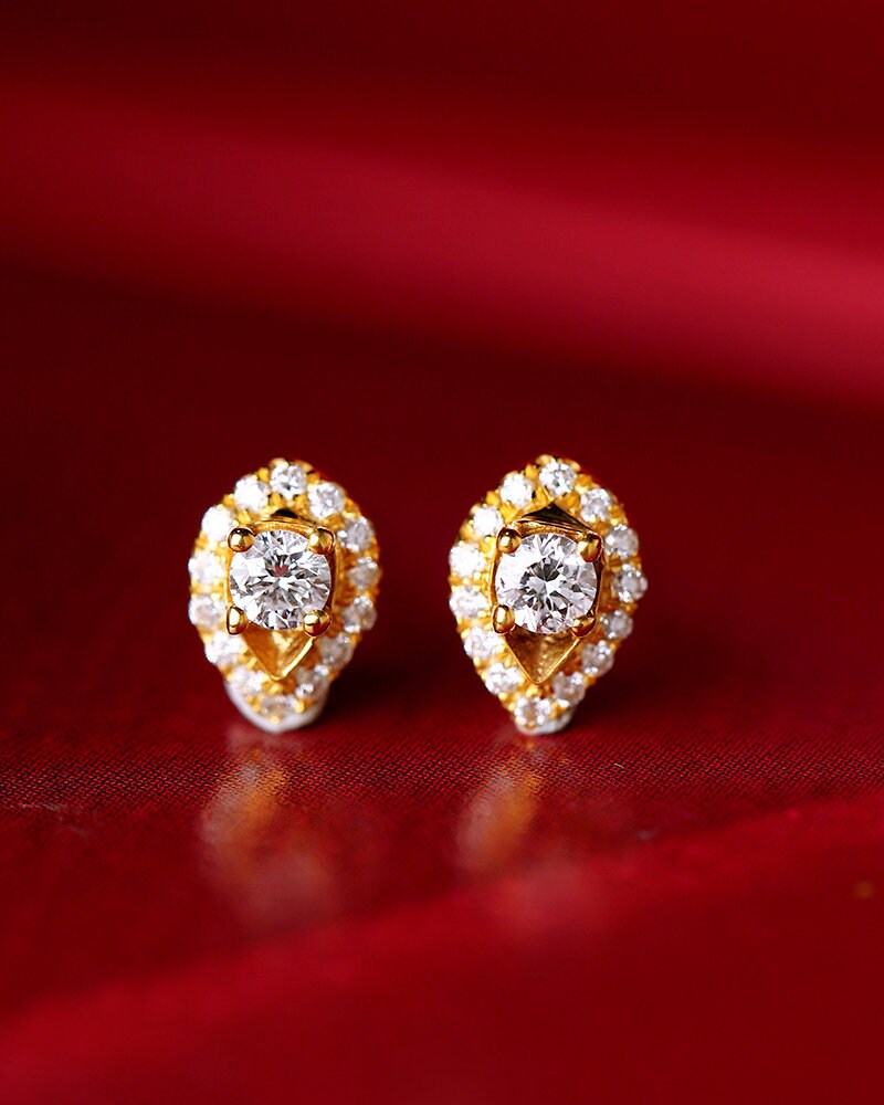Pear Shape White Diamond Earrings in 18K Yellow Gold