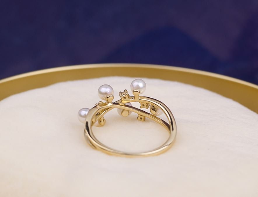 Six Akoya Pearl Cluster 18K Gold Ring with Diamond
