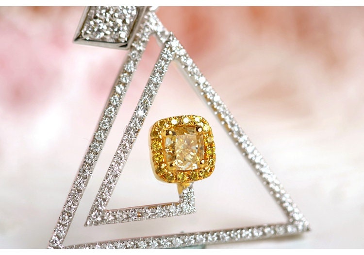 Fancy Yellow Diamonds Pyramid Necklace in 18K Yellow Gold