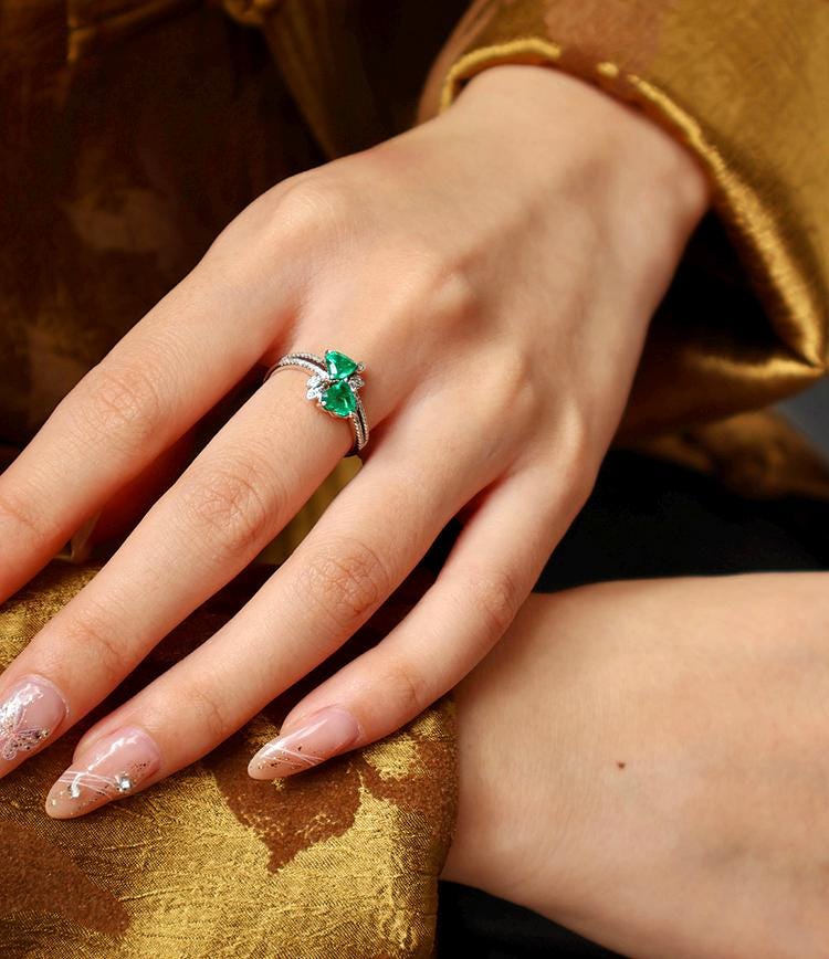 1.5ct Double Heart-Shaped Emerald Ring with Diamond in 18K White Gold