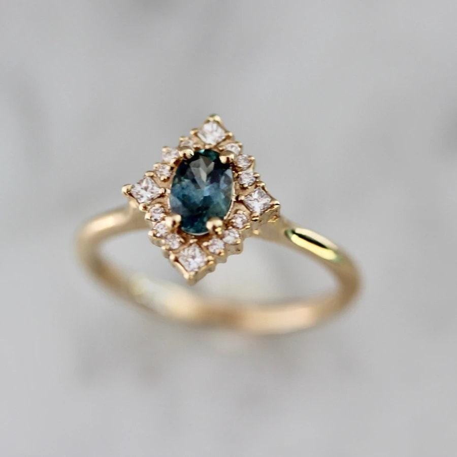 Sky Avenue Oval Sapphire Ring in 18K Yellow Gold