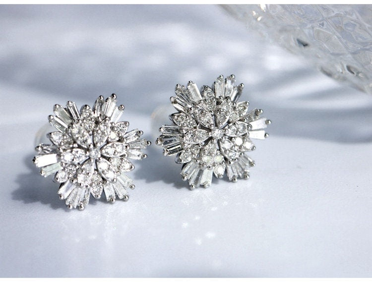 Sakura Desing Diamonds Studs Earrings in 18K White Gold