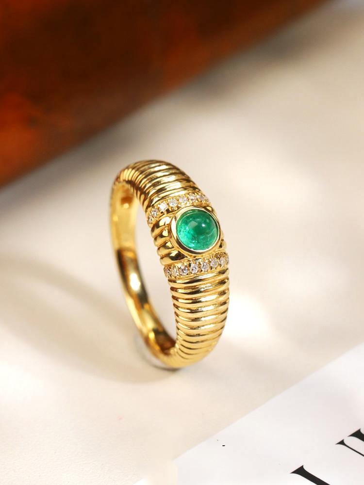 Engraved Cabochon Emerald Ring – Chunky Ribbed 18K Gold Band