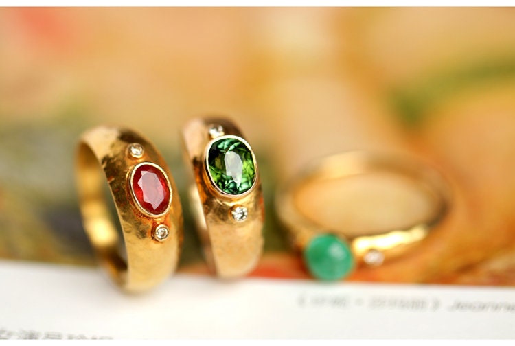 6x6mm Emerald Cabochon Cut Vintage Ring in 18K Yellow Gold